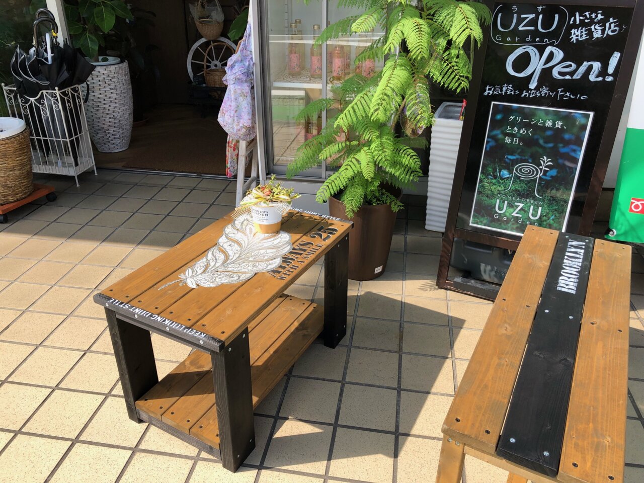 UZU店舗前ベンチ