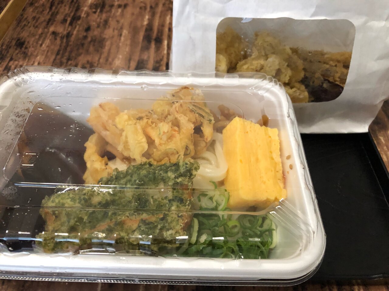 秋野菜の天ぷらと定番おかずのうどん弁当