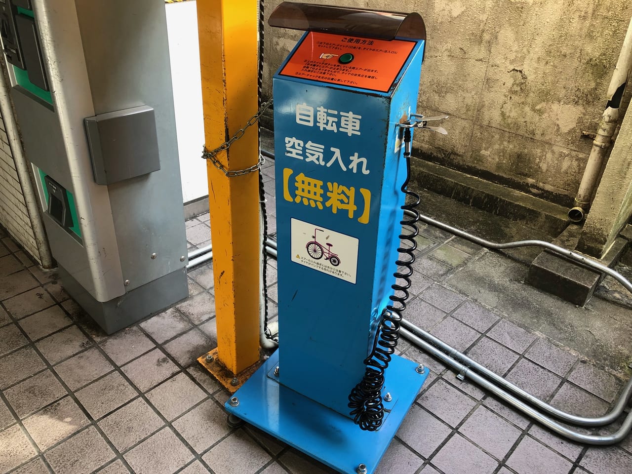 ハーベス大久保店駐輪場自転車空気入れ