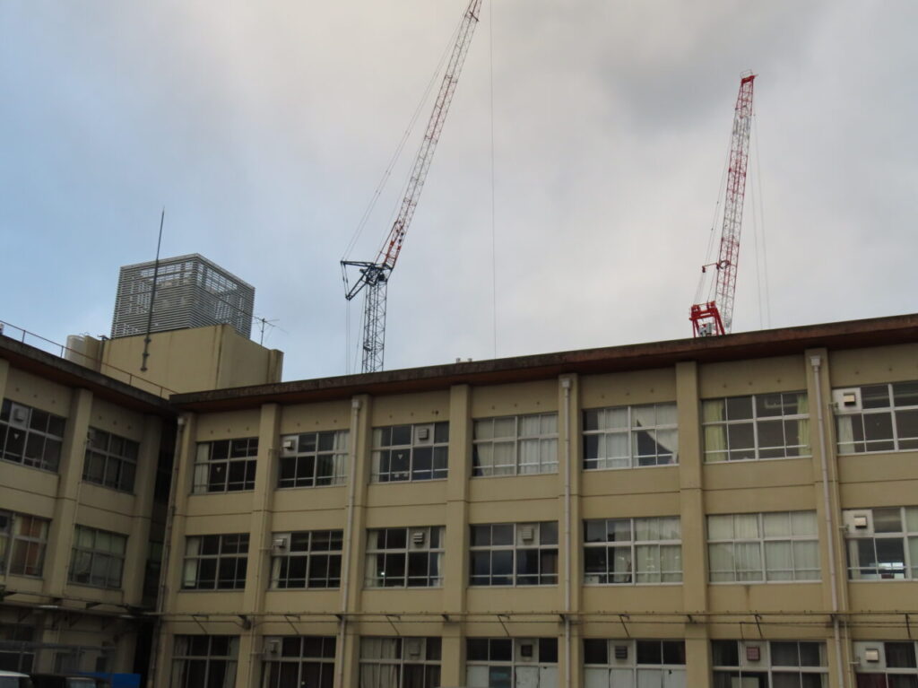 【宇治市】地域と共にある学校づくりの一環として、工事中の西小倉中学校に横8メートル高さ3メートルの「万能鋼板アート」が登場! | 号外NET ...
