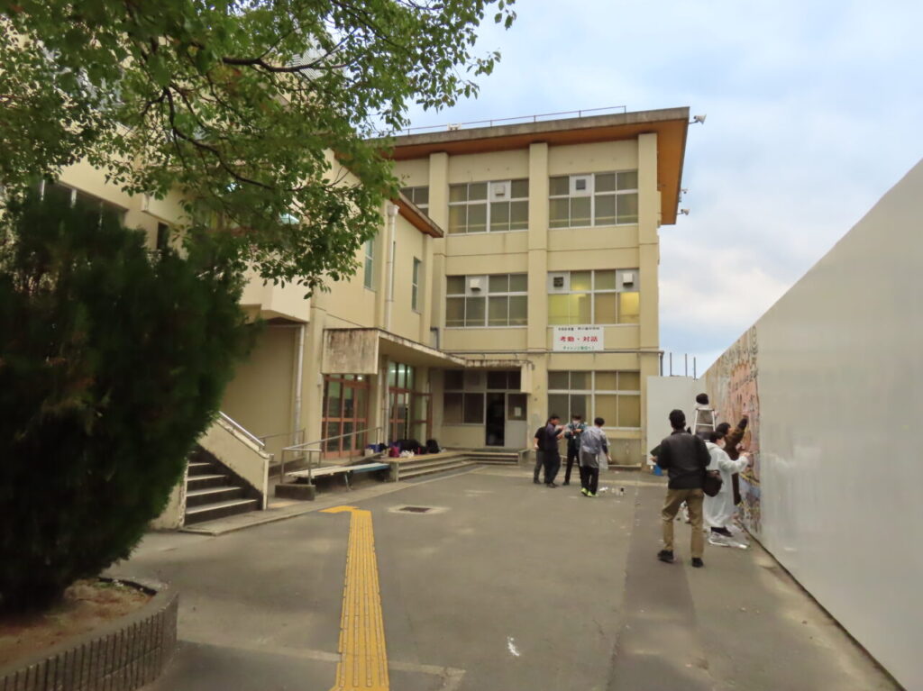 【宇治市】地域と共にある学校づくりの一環として、工事中の西小倉中学校に横8メートル高さ3メートルの「万能鋼板アート」が登場! | 号外NET ...